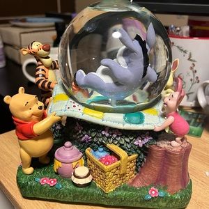 Winnie the Pooh snowglobe
